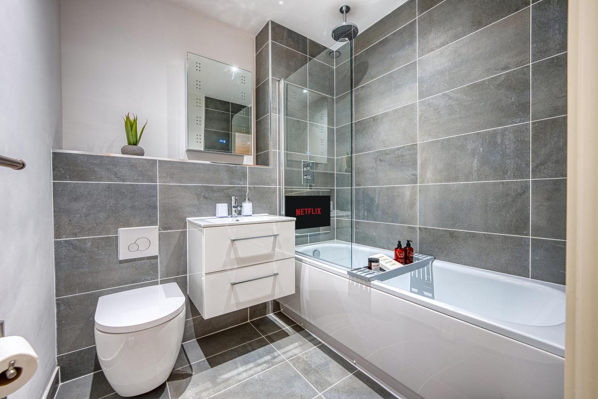 Summer Special Offer!! Cosy, Spacious, Stylish & Modern 2 Bedrooms City Apartment, Prime Location! Sleeps 6, Southampton Ocean Village - By Blue Puffin Stays Exterior foto